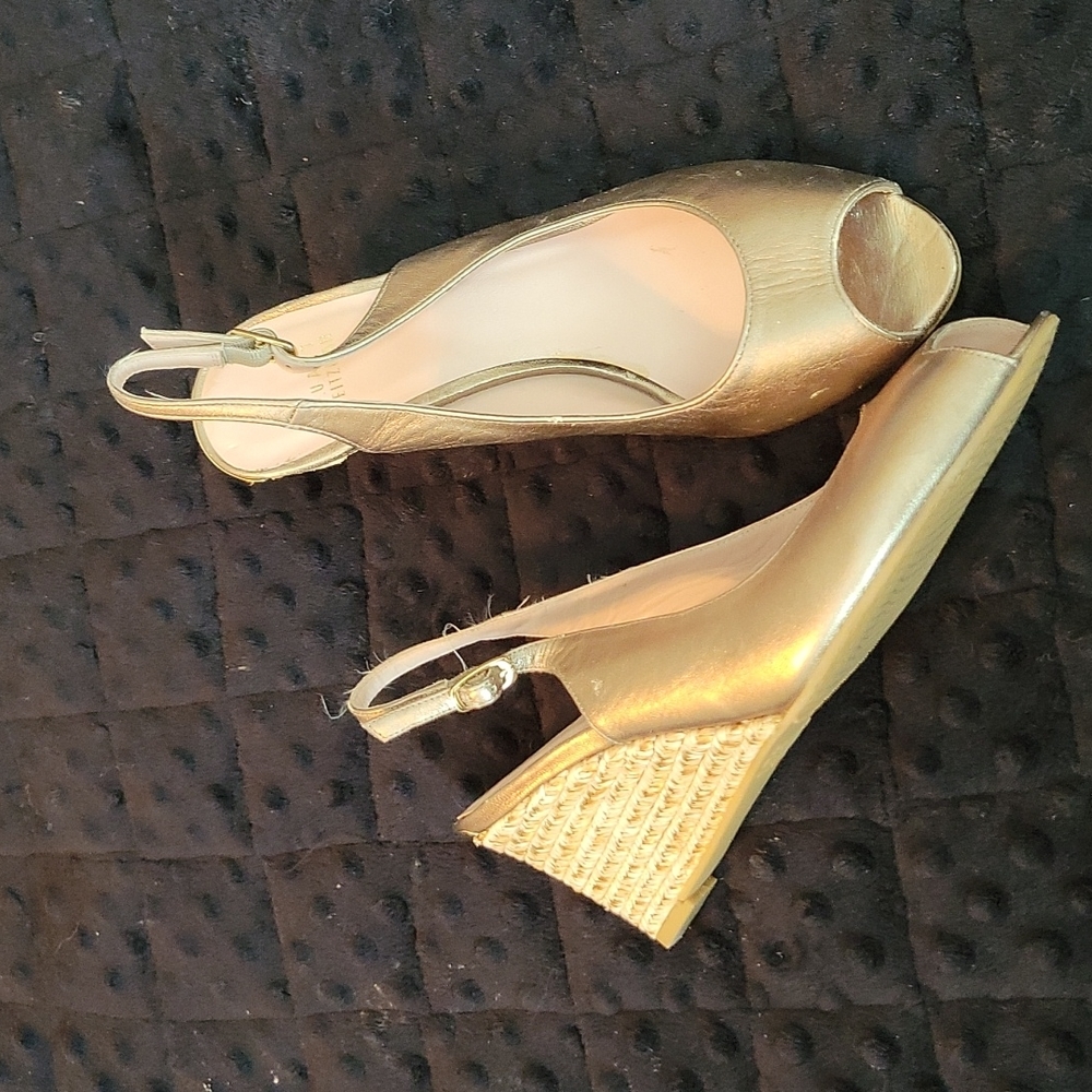 STUART WEITZMAN GOLD WEDGE L-8 R-8.5 DIFFERENT SIZE SHOES Pretty